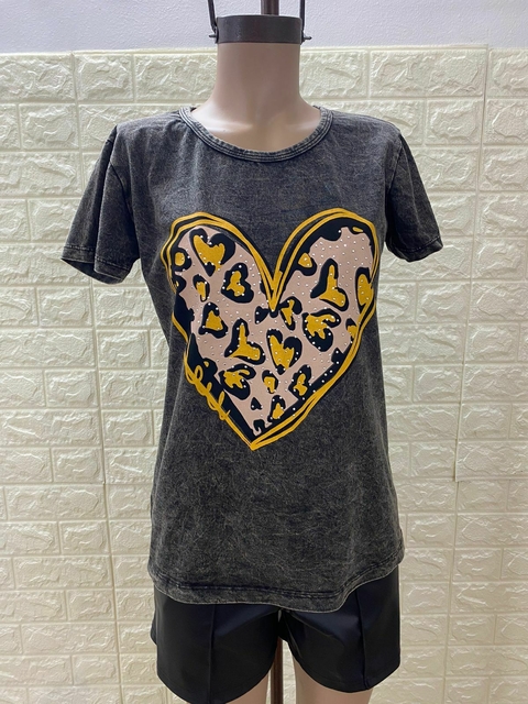 Remera lavada Corazón corazones con tachitas. Art: 1804