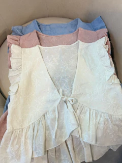 TOP V CON TIRAS Y VOLADO *LINO BORDADO* - comprar online