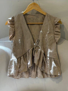 TOP V CON TIRAS Y VOLADO *LINO BORDADO* - CITTÀ