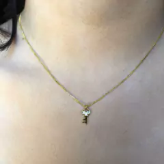Colar Com Pingente Pequeno De Chave Folheado Em Ouro 18k - loja online