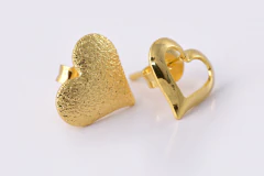 Brinco Pequeno Com Coração Trabalhado Folheado