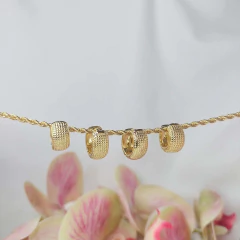 Duo De Argolas Grossas Trabalhadas Folheado Em 18k - BIDU SHOP