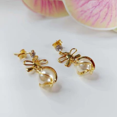 Brinco De Pérola Trabalhada Com Zircônia E Laço Folheado na internet