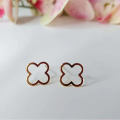 Brinco De Flor Vazada Folheada Em Ouro 18k na internet