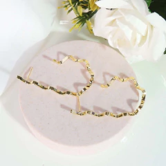 Brinco Argola Forma De J Trabalhada Folheado Em Ouro 18k na internet