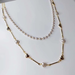 Imagem do Colar Duplo Com Corrente De Pérola E Mini Corações Dourados