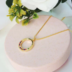 Imagem do Colar De Circulo Com Metade Em Zircônia Colorida Folheado A Ouro 18k