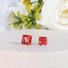 Imagem do Duo Quadrado De Zircônias Vermelhas Folheado Em Ouro 18k