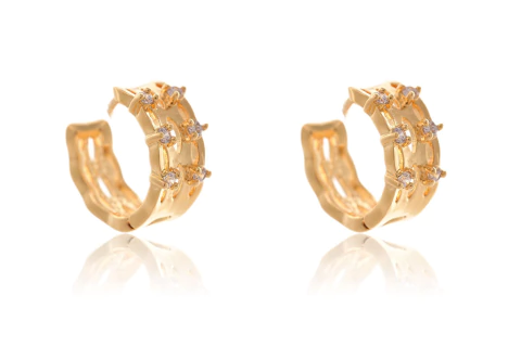 Brinco Argola Trabalhada Vazada Com 4 Zircônias Folheado Em Ouro 18k