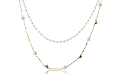 Colar Duplo Com Corrente De Pérola E Mini Corações Dourados - BIDU SHOP