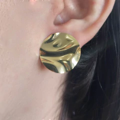 Brinco Efeito Ondulado De Circulo Folheado A Ouro 18k - loja online