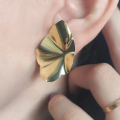 Brinco Folha Com Efeito Ondulado Folheado A Ouro 18k - comprar online