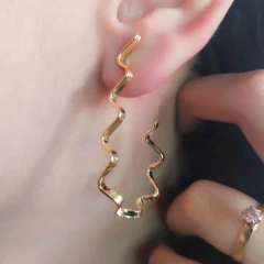 Brinco Argola Forma De J Trabalhada Folheado Em Ouro 18k - loja online