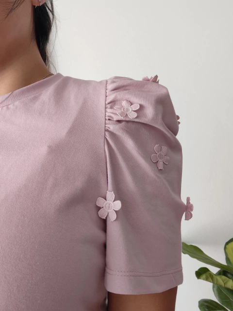 Remera entallada Flor - comprar online
