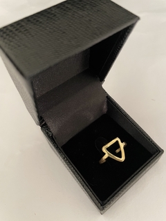 Anel formato triangulo