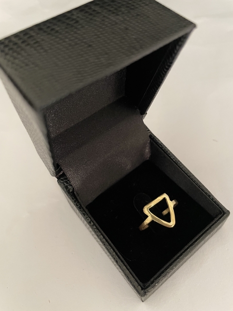 Anel formato triangulo