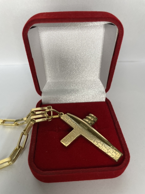 Pingente cruz detalhada com frisos
