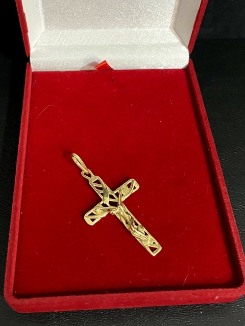Pingente cruz vazada com Cristo