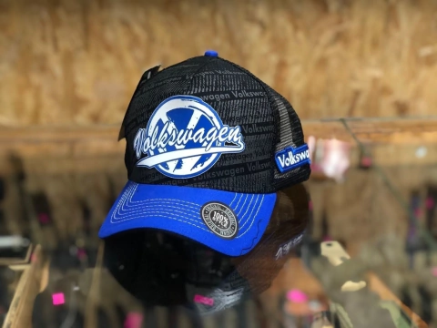 GORRA VOLKSWAGEN NEGRA VISERA AZUL CON RED