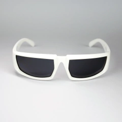 Óculos de sol modelo HYPE 2.0 com armação branca e lentes escuras.
