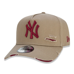 BONE NEW ERA 940 AF COTTON DESTROYED NEW YORK YANKEES (KHAKI) BEGE/VERMELHO | MBI21BON136