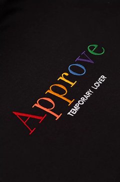 CAMISETA REGULAR APPROVE RAINBOW PRETA | 0461 na internet
