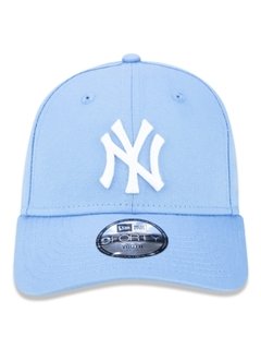 BONE NEW ERA JUVENIL 940 NEW YORK YANKEES SKY BLUE | MBG19BON008 - LOJA IZZY