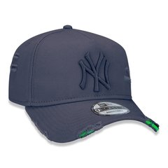 BONE NEW ERA 940 AF STRAPBACK DESTROYED NEW YORK YANKEES CINZA | MBI19BON115 na internet