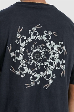 CAMISETA BAW REGULAR BUGS BUNNY ILLUSION PRETO | 80024040 na internet