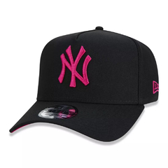 BONE NEW ERA 940 NEW YORK YANKESS (PRETO/ROXO) | MBI21BON141