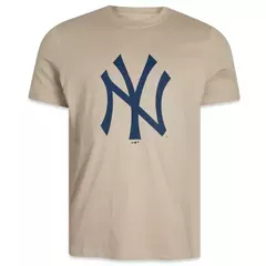 CAMISETA NEW ERA BASICO ESSENTIALS NEW YORK YANKEES KAKI | MBI22TSH080/MBPERTSH012