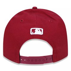 BONE NEW ERA 940 SNAPBACK WHITE ON CARDINAL NEW YORK YANKESS CARDINAL | MBV18BON343 - LOJA IZZY