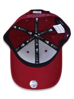 BONE NEW ERA 940 SNAPBACK WHITE ON CARDINAL NEW YORK YANKESS CARDINAL | MBV18BON343 - loja online