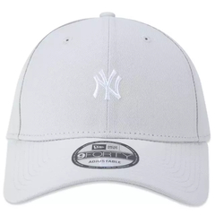 BONE NEW ERA 940 SNAPBACK MINI LOGO NEW YORK YANKEES BEGE | MBV23BON098 - comprar online
