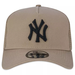 BONE NEW ERA TRUCKER 940 NEW YORK YANKEES KAKI | MBV23BON137 - comprar online
