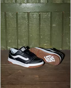 TÊNIS VANS UA HYLANE BLACK/WHITE/GUM | VN000D269X1 - LOJA IZZY