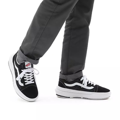 TENIS VANS OLD SKOOL OVERT CC BLACK/WHITE | VN0A7Q5EBA2 - LOJA IZZY