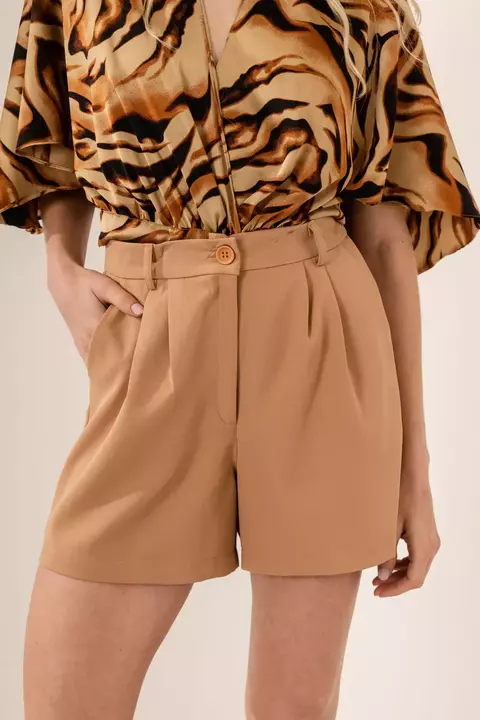 SHOR0891 Short sastrero con pinzas, pasacinto y bolsillos