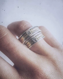 ANILLO TIPO ALIANZA CON APLIQUE DOBLE E INICIAL - MP Joyas