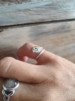 Anillo hilito regulable con inicial de oro en internet
