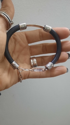 Pulsera de Cuero grueso con chapa golpeada - tienda online