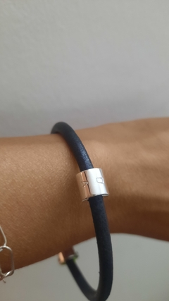 PULSERA DE CUERO ANGOSTO CON DONA 1