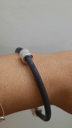 PULSERA DE CUERO ANGOSTO CON DONA 1 - tienda online