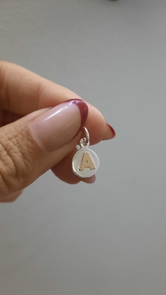 Monedita con inicial en oro - tienda online