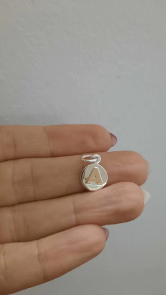 Monedita con inicial en oro - MP Joyas