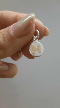 Monedita con inicial en oro en internet