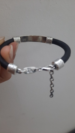 Pulsera de Cuero grueso con chapa golpeada en internet