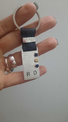 Llavero de plata y cuero con piedras
