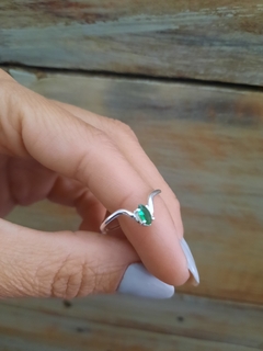 Anillo V con piedra