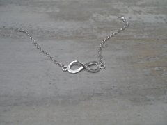 Pulsera rolo fina con dije infinito